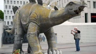 Curiga karena Bau Busuk, Pria Ini Temukan Jenazah di Dalam Patung Dinosaurus