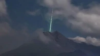 Dua Hujan Meteor Terjadi Saat Cahaya Hijau Melesat di atas Gunung Merapi