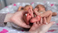 Cerita Ibu Lahirkan 9 Bayi Kembar, Sehari Habiskan 100 Popok dan 6 L Susu