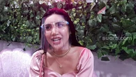 Millen Cyrus Pakai Bikini Sambil Tutupi Dada: Buka Aja, Nggak Dosa!