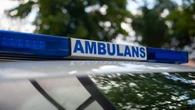 Sebuah Ambulans Ditabrak Sedan, Dua Bayi di Dalamnya Selamat Tanpa Luka
