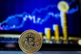 Nouveau record pour le bitcoin qui dépasse les 124 000 dollars, porté par le marché américain