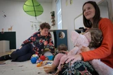 « On retrouve la joie et la spontanéité des enfants » : près de Bordeaux, une crèche fait se croiser les mamies et les tout-petits