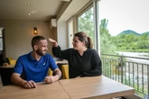 « Il y a un côté très famille ici » : elle reprend le restaurant avec son père et poursuit l’aventure malgré son décès la veille de l’ouverture