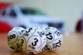 Jackpot à 50 000 dollars : « j’ai compris que j’avais gagné », il tombe sur un vieux ticket de loto en lavant sa voiture 