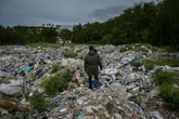 Grèce : des montagnes de déchets sur les berges d’une rivière d’Athènes qualifiées de « bombe à retardement »