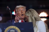 Meurtre de Charlie Kirk : Trump et la galaxie MAGA célèbrent un « géant de sa génération » dans un stade bondé