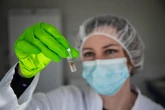 Loire : une mère interpellée et confondue par son ADN pour la mort de ses deux nourrissons