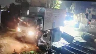 Ôtô liên tiếp đâm hỏng gác chắn đường sắt