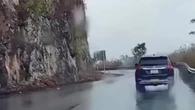 Cục CSGT đề xuất không cho mượn làn ngược chiều để vượt xe