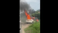 Ôtô cháy rụi trên đường Nam Sông Hậu