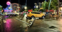 Ô tô 7 chỗ lao lên vỉa hè, tông gãy trụ camera giao thông ở Nha Trang