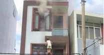 Hình ảnh hàng xóm bắc thang, cứu 4 người trong ngôi nhà đang cháy ở Hà Nội