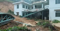 Đất núi đổ ập xuống trạm y tế, nhân viên trực kịp chạy thoát