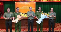 Thiếu tướng Tạ Văn Đẹp chúc mừng 2 Phó Giám đốc Công an Bình Dương nhận nhiệm vụ mới