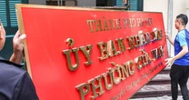 Hà Nội thay biển trụ sở phường mới, sẵn sàng vận hành chính quyền 2 cấp từ 1/7