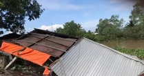 Sạt lở làm 2 căn nhà đổ sụp xuống sông, 3 người bị cuốn trôi