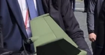 Bảo vệ ông Putin trước hiểm họa UAV: Thiết bị đánh chặn bí ẩn xuất hiện trong tay vệ sĩ gây xôn xao