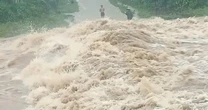 Clip: Nước cuồn cuộn chia cắt hàng loạt nơi ở Quảng Trị