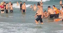 Đại úy công an và người dân cứu 3 du khách đuối nước trên biển Quảng Ninh