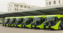 Doanh nghiệp vận tải ở tỉnh lớn nhất Việt Nam đặt mua 300 xe bus điện và 1.000 ô tô điện của tỷ phú Phạm Nhật Vượng