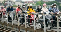 Không khí lạnh bất ngờ "tạt ngang" Hà Nội giữa tháng 5: Dân tình ngơ ngác vì phải mặc áo ấm!