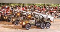Vạn người reo hò khi tên lửa, xe tăng hùng dũng tiến qua Quảng trường Ba Đình