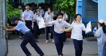 Kết thúc thi vào lớp 10 TP.HCM buổi đầu tiên: Đề Văn bàn về sự trưởng thành, thí sinh "vui điên lên" khen đề dễ!