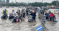 Hà Nội lại mưa to, lượng mưa so với trận lụt lịch sử 2008 thế nào mà nhiều nơi chìm trong biển nước?