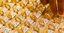 Giá vàng tăng gần gấp đôi từ đầu năm: Có nên tiếp tục mua vào lúc này?