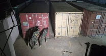 Nhận tin báo, lực lượng an ninh nhanh chóng đột kích một kho hàng: Phát hiện 12 container chứa tiền 5 triệu USD tiền giả và vàng giả