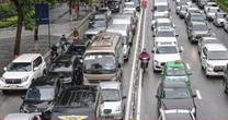 Ô tô dàn hàng 6, xe máy leo vỉa hè ngày đầu phân làn cứng đường Võ Chí Công
