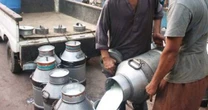 Đột kích một nhà máy, công an triệt phá đường dây sản xuất sữa giả từ hóa chất, tịch thu máy trộn công nghiệp, dầu thực vật kém chất lượng và hàng trăm lít nước bẩn