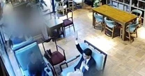 Luật sư: Cả người đấm và "tổng tài" ra hiệu đánh nhân viên quán cà phê có thể đối diện mức phạt nào?