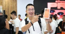 Nóng hừng hực: Các đại lý chính thức mở bán iPhone 17, hàng trăm nghìn người nhận máy