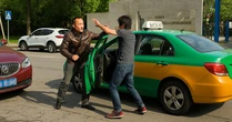 “Ác bá thôn” ở Trung Quốc: Taxi cán chết một con gà, đòi bồi thường 6,5 tỷ VNĐ; dám đấu súng với cảnh sát