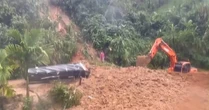Sạt lở, hàng tấn đất đá đổ ập vùi nửa xe tải, tài xế thoát chết trong gang tấc