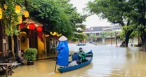 Phố cổ Hội An mênh mông nước, dân bơi thuyền đi lại