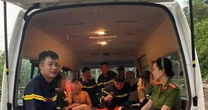 Giải cứu 11 học sinh mắc kẹt khi đi tắm suối