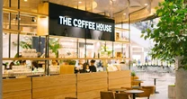 Nhiều cửa hàng The Coffee House bịt kín ổ cắm điện gây tranh cãi