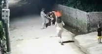 VIDEO: Bé trai 4 tuổi nhanh trí hô hoán người lớn cứu em 2 tuổi rơi xuống mương nước