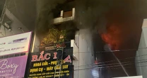 Lửa đang cháy dữ dội tại ngôi nhà 5 tầng ở Nha Trang, thương vong hiện chưa xác định