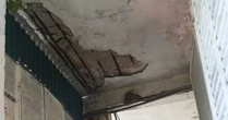 Chung cư xuống cấp, trần rơi lả tả