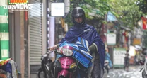 Mưa xối xả nhiều giờ, dân Hà Nội bì bõm lội nước dắt xe
