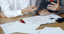Mua gói bảo hiểm nhân thọ 40 triệu đồng/năm, sau 4 năm, người đàn ông nhận về gần 30 triệu đồng, tư vấn viên giải thích: "Phí phạt lên tới 90% giá trị hợp đồng"