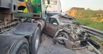 5 ô tô va chạm liên hoàn trên cao tốc Cao Bồ - Mai Sơn
