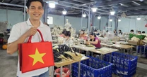 Sản phẩm in hình cờ đỏ sao vàng "cháy hàng", nhà sản xuất không kịp cung ứng