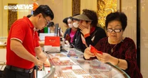 Liên tục lập kỷ lục, giá vàng còn leo thang đến khi nào?