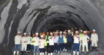 Đèo Cả báo tin vui: Sau 16 tháng thi công liên tục bất chấp địa chất yếu, hầm đường sắt dài 580m chính thức được đào thông