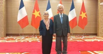 Vợ chồng GS Trần Thanh Vân được thăng hạng Huân chương Bắc đẩu Bội tinh